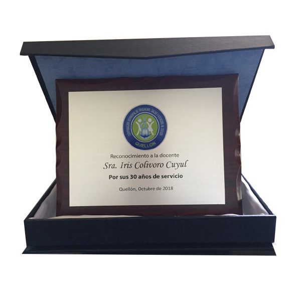 Placa Metalex sobre Madera Caoba